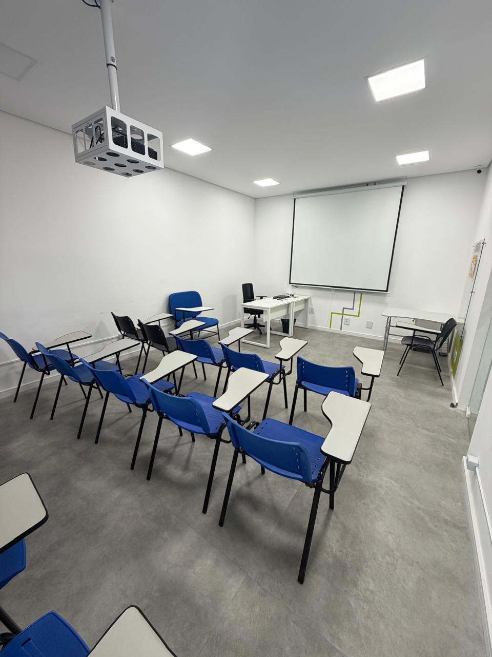 Sala compacta Elevare — até 16 pessoas, com projetor e cadeiras universitárias
