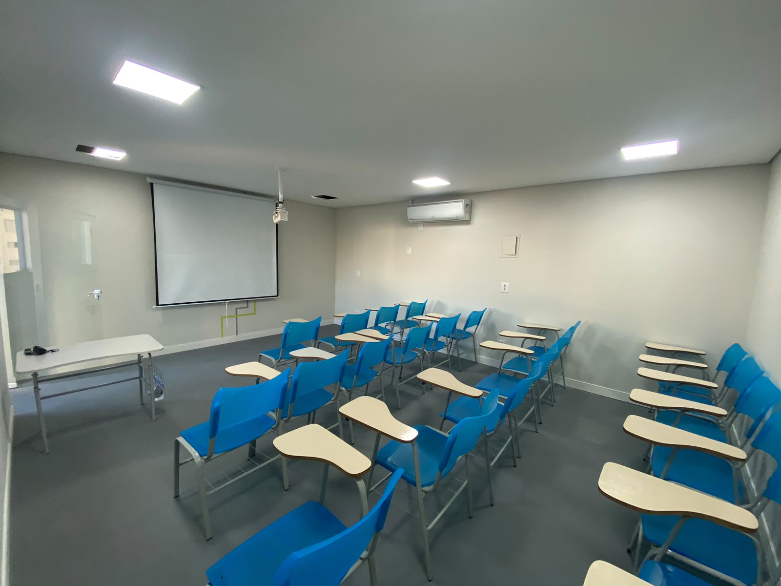 Sala ampla Elevare — até 30 pessoas, com projetor, tela e ar-condicionado