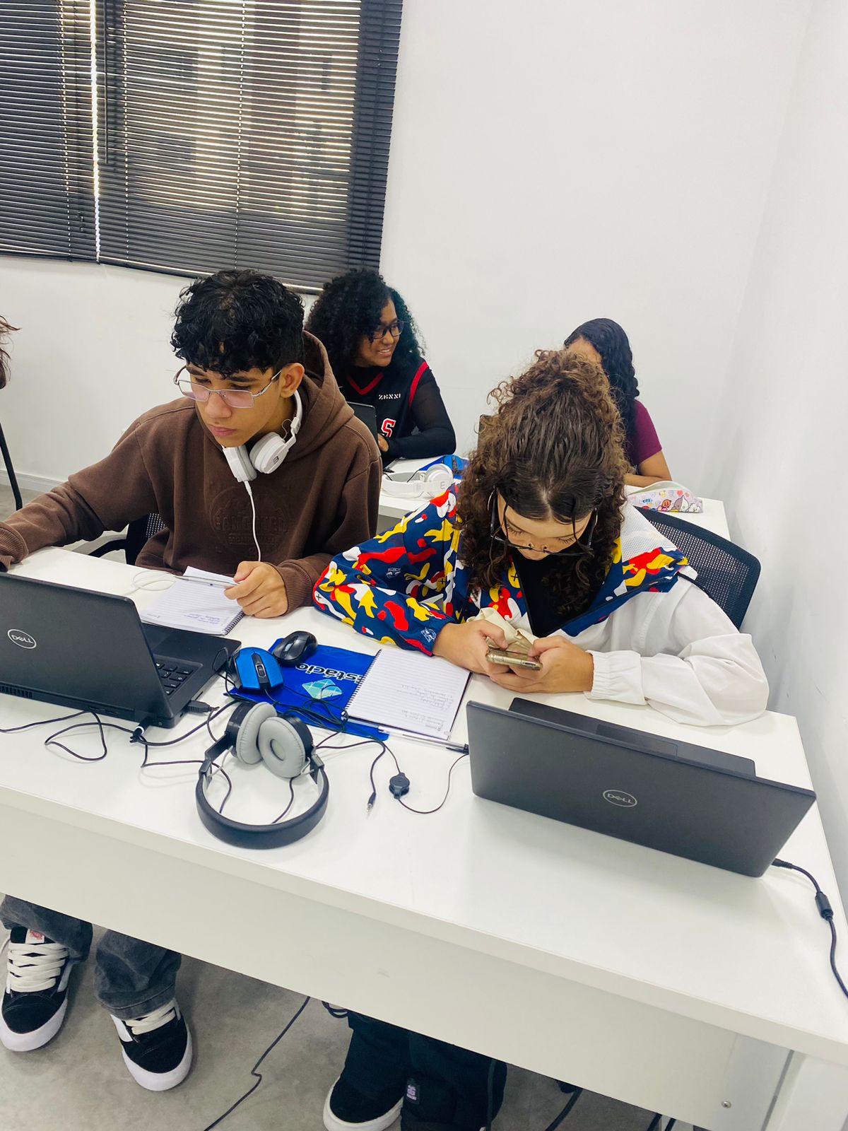Alunos com notebook